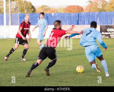 Brentwood, Essex, 5. November 2016, Janel Alexander (Brentwood)) ist von Aaron Condon (11) aus Brightlingsea am Brentwood (1) vs Brightlingsea Regent (4) Game: Ian Davidson/Alamy Leben Nachrichten herausgefordert Stockfoto