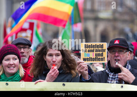 Ein Demonstrant bei einer linken Kundgebung in Bielefeld, Deutschland hält ein Schild mit der Aufschrift, dass die Stadt offen und multi-ethnischen. Stockfoto