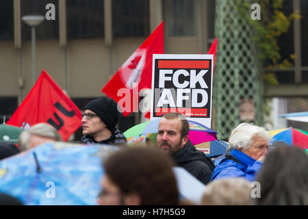 Ein Schild an einer Anti-AfD-Rallye in Bielefeld, Deutschland. Stockfoto