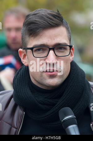 Berlin, Deutschland. 5. November 2016. Martin Sellner, Führer der rechten populistischen identitären Bewegung Österreichs sieht er ein Interview in Berlin, Deutschland, 5. November 2016. Er ist ein Teilnehmer in der eine so genannte "Konferenz" von der neuen rechten Magzine, kompakt, statt unter dem Titel "Offensive Fuer Meinungsfreiheit" (lt. Offensive für Freedom of Speech) Foto: PAUL ZINKEN/Dpa/Alamy Live News Stockfoto