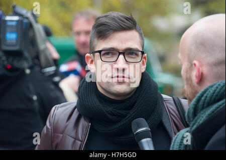 Berlin, Deutschland. 5. November 2016. Martin Sellner, Führer der rechten populistischen identitären Bewegung Österreichs sieht er ein Interview in Berlin, Deutschland, 5. November 2016. Er ist ein Teilnehmer in der eine so genannte "Konferenz" von der neuen rechten Magzine, kompakt, statt unter dem Titel "Offensive Fuer Meinungsfreiheit" (lt. Offensive für Freedom of Speech) Foto: PAUL ZINKEN/Dpa/Alamy Live News Stockfoto