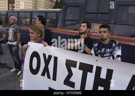 Athen, Griechenland. 5. November 2016. Kurden leben in Athen versammelten sich vor der türkischen Botschaft schreien Parolen gegen den türkischen Präsidenten Recep Tayyip Erdogan und seine Regierung. Sie inszeniert eine Demonstration, um nach dem jüngsten Durchgreifen auf der Türkei pro-kurdische Demokratische Volkspartei (HDP) und die Verhaftungen von seiner Führer und parlamentarischen Mitglieder zu protestieren. Bildnachweis: Nikolas Georgiou/ZUMA Draht/Alamy Live-Nachrichten Stockfoto