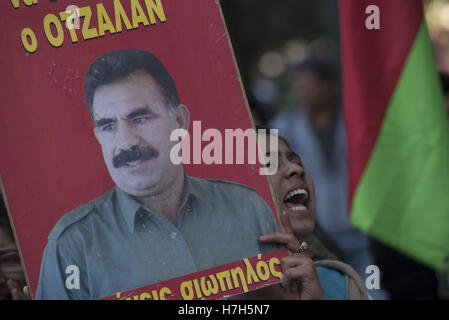 Athen, Griechenland. 5. November 2016. Kurden leben in Athen März halten Plakate Darstellung Kurdenführer Abdullah Öcalan. Sie inszeniert eine Demonstration um nach Erdogan jüngsten Durchgreifen auf der Türkei pro-kurdische Demokratische Volkspartei (HDP) und die Verhaftungen von seiner Führer und Abgeordneten zu protestieren. Bildnachweis: Nikolas Georgiou/ZUMA Draht/Alamy Live-Nachrichten Stockfoto