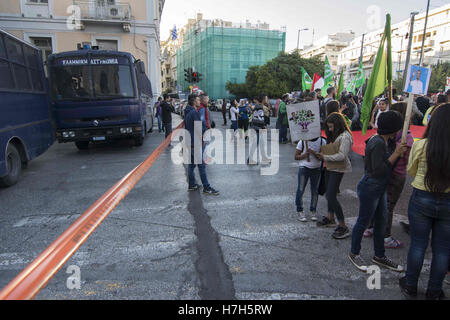 Athen, Griechenland. 5. November 2016. Kurden leben in Athen versammelten sich vor der türkischen Botschaft schreien Parolen gegen den türkischen Präsidenten Recep Tayyip Erdogan und seine Regierung. Sie inszeniert eine Demonstration, um nach dem jüngsten Durchgreifen auf der Türkei pro-kurdische Demokratische Volkspartei (HDP) und die Verhaftungen von seiner Führer und parlamentarischen Mitglieder zu protestieren. Bildnachweis: Nikolas Georgiou/ZUMA Draht/Alamy Live-Nachrichten Stockfoto