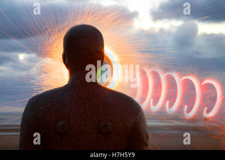 Fluss der Lichter, Liverpool, Merseyside, England. 5. November 2016.  Das fantastische "River of Lights" Festival kommt nach Liverpool als einer von Antony Gormley Crosby Iron Men ist gegen ein Spinnrad Catherine Silhouette.  Das Festival ist Teil des Liverpools Lagerfeuer Nacht feiern mit Feuerwerk und Musik auf dem Molenkopf & ein riesiges Feuerwerk aus Binnenschiffen in den Fluss Mersey.  Bildnachweis: Cernan Elias/Alamy Live-Nachrichten Stockfoto