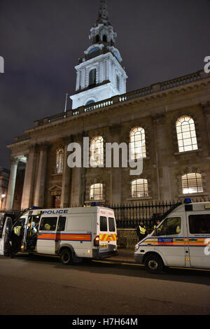 London, UK. 5. November 2016. Demonstranten und Polizei bei der Million Maske März Credit: Matthew Chattle/Alamy Live News Stockfoto