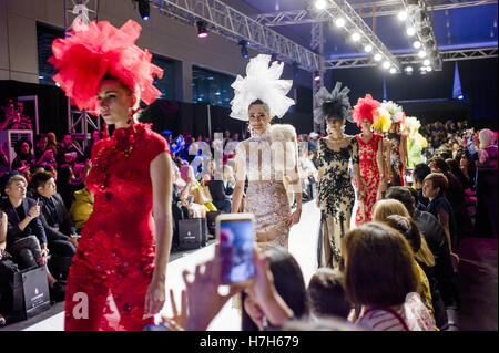 Kuala Lumpur, MALAYSIA. 5. November 2016. Modell stellt eine Kreation während der Modewoche in Malaysia auf Menara MATRADE in Kuala Lumpur, Malaysia am 5. November 2016. Bildnachweis: Chris Jung/ZUMA Draht/Alamy Live-Nachrichten Stockfoto