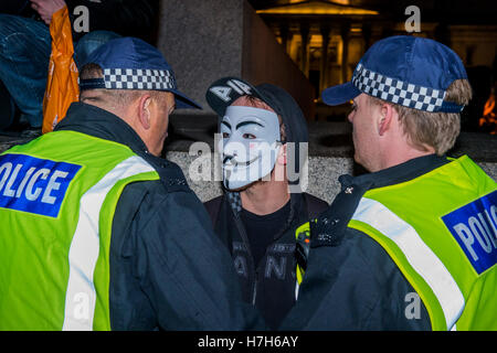 London, UK. 5. November 2016. Die Versammlung am Trafalgar Square ist sehr freundlich aber mit einer starken Polizei Präsenz und Menschen tragen Masken gezogen werden Asside bei Randon Vorschriften der öffentlichen Ordnung, es ist jetzt eine Straftat-The Million Mask März - Anti-Establishment-Demonstranten in V für Vendetta inspirierten Guy Fawkes Masken marschieren vom Trafalgar Square zum Parliament Square. Es wurde von Anonymous, das anarchische "Hacktivisten" Netzwerk organisiert. Die Bewegung ist auch eng mit der Occupy-Proteste, Wikileaks und der Arabische Frühling Kredit identifiziert: © Guy Bell/Alamy Live News Stockfoto