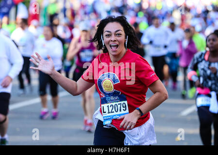 New York, USA. 5. November 2016. Läufer für Abbott Dash bis zur Ziellinie 5K im Central Park in New York. Bildnachweis: Fernanda Paradiso/FotoArena/Alamy Live-Nachrichten Stockfoto