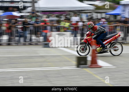 Kuala Lumpur, MALAYSIA. 5. November 2016. Ein Fahrer läuft seine custom Motorrad in das Drag-Rennen während der Dataran 201m ziehen Sie Schlacht 2016 am Merdeka(independence) Square in Kuala Lumpur, Malaysia, am 5. November 2016. Bildnachweis: Chris Jung/ZUMA Draht/Alamy Live-Nachrichten Stockfoto