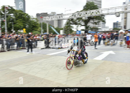 Kuala Lumpur, MALAYSIA. 5. November 2016. Ein Fahrer läuft seine custom Motorrad in das Drag-Rennen während der Dataran 201m ziehen Sie Schlacht 2016 am Merdeka(independence) Square in Kuala Lumpur, Malaysia, am 5. November 2016. Bildnachweis: Chris Jung/ZUMA Draht/Alamy Live-Nachrichten Stockfoto