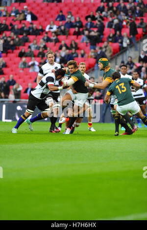 London, UK. 5. November 2016. Pat Lambie (Fly-Hälfte, Südafrika) versucht, durch Barbaren Verteidigung während ihres Spiels mit den Barbaren im Wembley Stadium, London, UK zu brechen. Das Match war nur zum achten Mal, die seit 1952 die Springboks gegen die Barbaren gespielt haben. Bildnachweis: Michael Preston/Alamy Live-Nachrichten Stockfoto