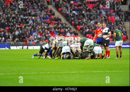 London, UK. 5. November 2016. Barbaren und südafrikanischen Spieler gesperrt in einem Scrum während der Barbaren V Südafrika Killik-Cup-Spiel im Wembley Stadium, London, UK. Das Match war ein eng umkämpften Unentschieden am Ende 31-31. Das Match war der invitational Seite erster Auftritt im Wembley-Stadion seit den Olympischen Centenary Match gegen Australien im Jahr 2008 und nur zum achten Mal, das sie seit 1952 die Springboks gespielt haben. Bildnachweis: Michael Preston/Alamy Live-Nachrichten Stockfoto