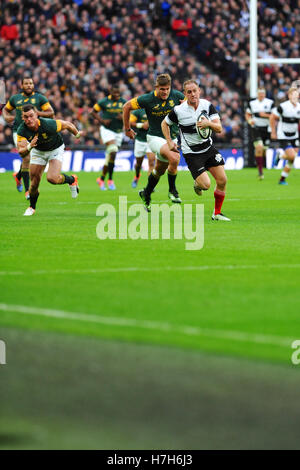 London, UK. 5. November 2016. Matt Faddes (Barbaren Zentrum. Highlanders, Neuseeland) läuft mit dem Ball und südafrikanischen Spieler genau verfolgt werden, während einem umkämpften Match für den Killik-Cup im Wembley Stadium, London, UK. Das Match endete in einem Unentschieden, 31-31. Das Match war der invitational Seite erster Auftritt im Wembley-Stadion seit den Olympischen Centenary Match gegen Australien im Jahr 2008 und nur zum achten Mal, das sie seit 1952 die Springboks gespielt haben. Bildnachweis: Michael Preston/Alamy Live-Nachrichten Stockfoto