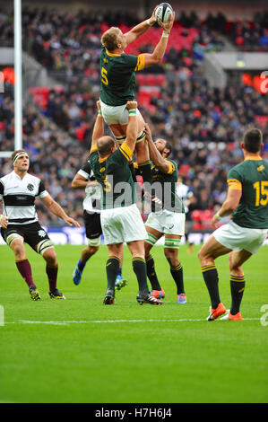 London, UK. 5. November 2016. Tian Schoeman (Fly-Hälfte Südafrika) wird aufgehoben, um den Ball zu fangen, während eine Linie in ihr Spiel mit den Barbaren im Wembley Stadium, London, UK. Das Match war nur zum achten Mal, die seit 1952 die Springboks gegen die Barbaren gespielt haben. Bildnachweis: Michael Preston/Alamy Live-Nachrichten Stockfoto