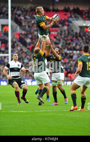 London, UK. 5. November 2016. Tian Schoeman (Fly-Hälfte Südafrika) wird aufgehoben, um den Ball zu fangen, während eine Linie in ihr Spiel mit den Barbaren im Wembley Stadium, London, UK. Das Match war nur zum achten Mal, die seit 1952 die Springboks gegen die Barbaren gespielt haben. Bildnachweis: Michael Preston/Alamy Live-Nachrichten Stockfoto