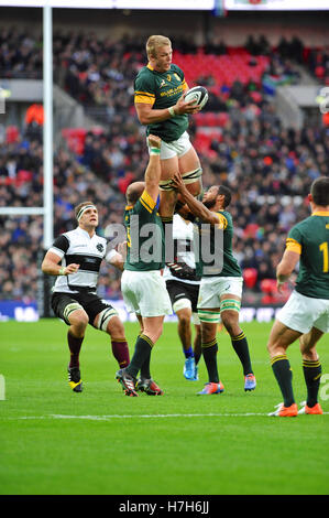 London, UK. 5. November 2016. Tian Schoeman (Fly-Hälfte Südafrika) wird aufgehoben, um den Ball zu fangen, während eine Linie in ihr Spiel mit den Barbaren im Wembley Stadium, London, UK. Das Match war nur zum achten Mal, die seit 1952 die Springboks gegen die Barbaren gespielt haben. Bildnachweis: Michael Preston/Alamy Live-Nachrichten Stockfoto