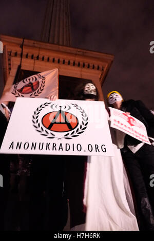 London, UK. 3. November 2016. Tausende von Demonstranten und Unterstützer von Anonymous, die anarchische Hacker kollektiven, Abstieg auf dem Trafalgar Square vor marschieren zu den Houses of Parliament, gegen den Kapitalismus zu protestieren. Viele trugen Guy Fawkes Stil Masken. Bildnachweis: Claire Doherty/Alamy Live News Stockfoto