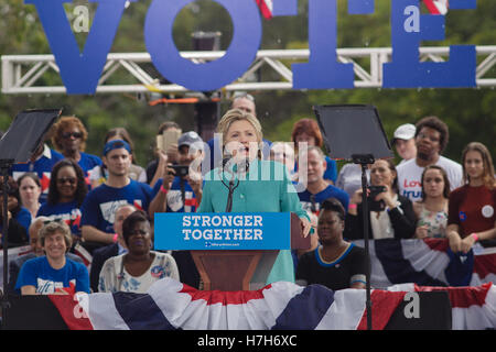 Pembroke Pines, USA. 5. November 2016. Präsidentschafts Kandidat Hillary Clinton im Gespräch mit ihrem Regen durchnässt Unterstützer bei c.b. Smith Park, Pembroke Pines, FL - Kredit-5. November 2016: The Foto Zugang/Alamy Live News Stockfoto