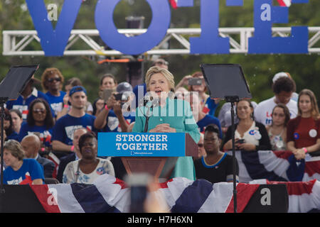 Pembroke Pines, USA. 5. November 2016. Präsidentschafts Kandidat Hillary Clinton im Gespräch mit ihrem Regen durchnässt Unterstützer bei c.b. Smith Park, Pembroke Pines, FL - Kredit-5. November 2016: The Foto Zugang/Alamy Live News Stockfoto