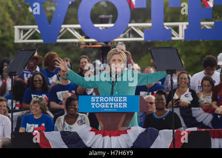 Pembroke Pines, USA. 5. November 2016. Präsidentschafts Kandidat Hillary Clinton im Gespräch mit ihrem Regen durchnässt Unterstützer bei c.b. Smith Park, Pembroke Pines, FL - Kredit-5. November 2016: The Foto Zugang/Alamy Live News Stockfoto