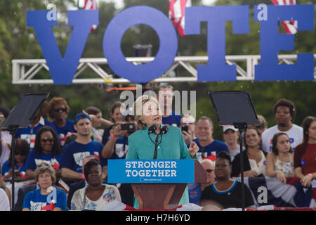 Pembroke Pines, USA. 5. November 2016. Präsidentschafts Kandidat Hillary Clinton im Gespräch mit ihrem Regen durchnässt Unterstützer bei c.b. Smith Park, Pembroke Pines, FL - Kredit-5. November 2016: The Foto Zugang/Alamy Live News Stockfoto