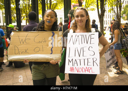 Atlanta, GA, USA. 4. November 2016. Etwa 75 Demonstranten in Atlanta marschieren, solidarisch mit dem Standing Rock Sioux-Stamm in die ihren Widerstand gegen die Dakota-Zugang-Pipeline, die in Nord-Dakota gebaut wird. Die Demonstranten besetzt eine CSX-Bahnlinie für fünf Stunden, bis von der Polizei ausgezahlt. © Steve Eberhardt/ZUMA Draht/Alamy Live-Nachrichten Stockfoto