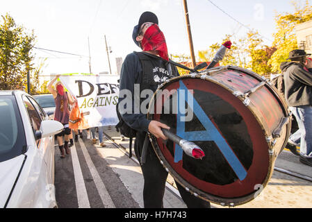 Atlanta, GA, USA. 4. November 2016. Etwa 75 Demonstranten in Atlanta marschieren, solidarisch mit dem Standing Rock Sioux-Stamm in die ihren Widerstand gegen die Dakota-Zugang-Pipeline, die in Nord-Dakota gebaut wird. Die Demonstranten besetzt eine CSX-Bahnlinie für fünf Stunden, bis von der Polizei ausgezahlt. © Steve Eberhardt/ZUMA Draht/Alamy Live-Nachrichten Stockfoto