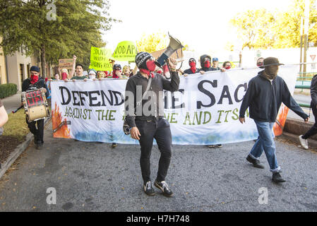 Atlanta, GA, USA. 4. November 2016. Etwa 75 Demonstranten in Atlanta marschieren, solidarisch mit dem Standing Rock Sioux-Stamm in die ihren Widerstand gegen die Dakota-Zugang-Pipeline, die in Nord-Dakota gebaut wird. Die Demonstranten besetzt eine CSX-Bahnlinie für fünf Stunden, bis von der Polizei ausgezahlt. © Steve Eberhardt/ZUMA Draht/Alamy Live-Nachrichten Stockfoto