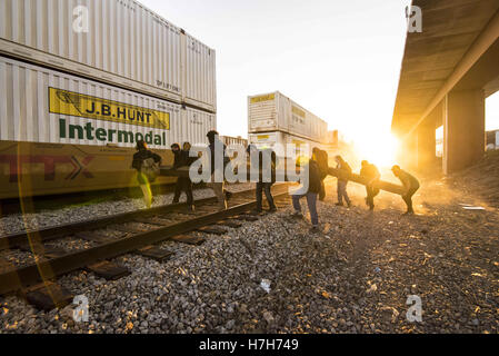 Atlanta, GA, USA. 4. November 2016. Etwa 75 Demonstranten in Atlanta marschieren, solidarisch mit dem Standing Rock Sioux-Stamm in die ihren Widerstand gegen die Dakota-Zugang-Pipeline, die in Nord-Dakota gebaut wird. Die Demonstranten besetzt eine CSX-Bahnlinie für fünf Stunden, bis von der Polizei ausgezahlt. © Steve Eberhardt/ZUMA Draht/Alamy Live-Nachrichten Stockfoto