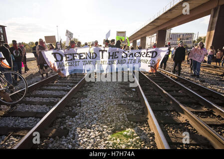 Atlanta, GA, USA. 4. November 2016. Etwa 75 Demonstranten in Atlanta marschieren, solidarisch mit dem Standing Rock Sioux-Stamm in die ihren Widerstand gegen die Dakota-Zugang-Pipeline, die in Nord-Dakota gebaut wird. Die Demonstranten besetzt eine CSX-Bahnlinie für fünf Stunden, bis von der Polizei ausgezahlt. © Steve Eberhardt/ZUMA Draht/Alamy Live-Nachrichten Stockfoto