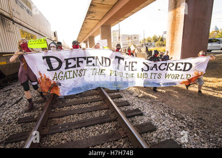 Atlanta, GA, USA. 4. November 2016. Etwa 75 Demonstranten in Atlanta marschieren, solidarisch mit dem Standing Rock Sioux-Stamm in die ihren Widerstand gegen die Dakota-Zugang-Pipeline, die in Nord-Dakota gebaut wird. Die Demonstranten besetzt eine CSX-Bahnlinie für fünf Stunden, bis von der Polizei ausgezahlt. © Steve Eberhardt/ZUMA Draht/Alamy Live-Nachrichten Stockfoto