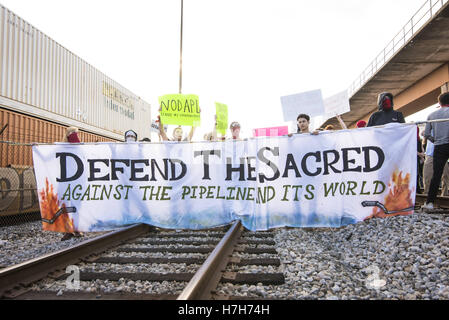 Atlanta, GA, USA. 4. November 2016. Etwa 75 Demonstranten in Atlanta marschieren, solidarisch mit dem Standing Rock Sioux-Stamm in die ihren Widerstand gegen die Dakota-Zugang-Pipeline, die in Nord-Dakota gebaut wird. Die Demonstranten besetzt eine CSX-Bahnlinie für fünf Stunden, bis von der Polizei ausgezahlt. © Steve Eberhardt/ZUMA Draht/Alamy Live-Nachrichten Stockfoto