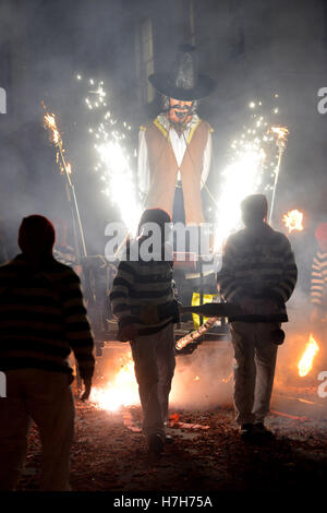 Lewes, East Sussex, UK. 5. November 2016. Lewes hält seine berühmt-berüchtigten Lagerfeuer Nacht feiern. Bildnachweis: Peter Cripps/Alamy Live-Nachrichten Stockfoto