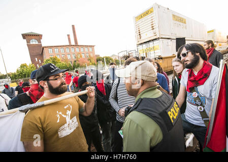 Atlanta, GA, USA. 4. November 2016. Etwa 75 Demonstranten in Atlanta marschieren, solidarisch mit dem Standing Rock Sioux-Stamm in die ihren Widerstand gegen die Dakota-Zugang-Pipeline, die in Nord-Dakota gebaut wird. Die Demonstranten besetzt eine CSX-Bahnlinie für fünf Stunden, bis von der Polizei ausgezahlt. © Steve Eberhardt/ZUMA Draht/Alamy Live-Nachrichten Stockfoto