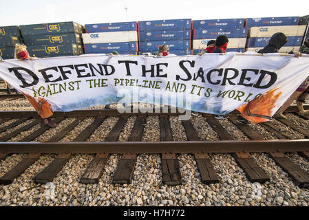 Atlanta, GA, USA. 4. November 2016. Etwa 75 Demonstranten in Atlanta marschieren, solidarisch mit dem Standing Rock Sioux-Stamm in die ihren Widerstand gegen die Dakota-Zugang-Pipeline, die in Nord-Dakota gebaut wird. Die Demonstranten besetzt eine CSX-Bahnlinie für fünf Stunden, bis von der Polizei ausgezahlt. © Steve Eberhardt/ZUMA Draht/Alamy Live-Nachrichten Stockfoto