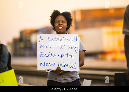 Atlanta, GA, USA. 4. November 2016. Etwa 75 Demonstranten in Atlanta marschieren, solidarisch mit dem Standing Rock Sioux-Stamm in die ihren Widerstand gegen die Dakota-Zugang-Pipeline, die in Nord-Dakota gebaut wird. Die Demonstranten besetzt eine CSX-Bahnlinie für fünf Stunden, bis von der Polizei ausgezahlt. © Steve Eberhardt/ZUMA Draht/Alamy Live-Nachrichten Stockfoto