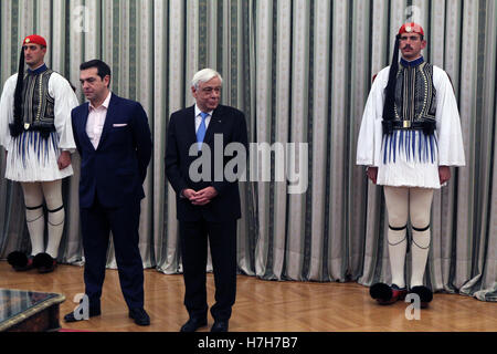 Athen. 5. November 2016. Der griechische Premierminister Alexis Tsipras (2 L) und griechische Staatspräsident Prokopis Pavlopoulos (2. R) besuchen die vereidigten Zeremonie unter politischen Eid des neu ernannten Mitglieder der Regierung auf den Präsidentenpalast in Athen am 5. November 2016. Griechenlands neu gemischt Kabinett wurde am Samstag in der Presidential Villa im Zentrum von Athen vereidigt. © Marios Lolos/Xinhua/Alamy Live-Nachrichten Stockfoto