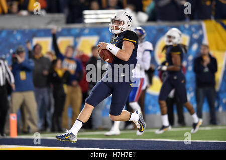 Morgantown, West Virginia, USA. 5. November 2016. West Virginia Mountaineers quarterback SKYLER HOWARD #3 Partituren ein Halbjahr Touchdown am Quarterback zu zeichnen, während eines Spiels gespielt in Mountaineer Field in Morgantown, WV. © Ken Inness/ZUMA Draht/Alamy Live-Nachrichten Stockfoto