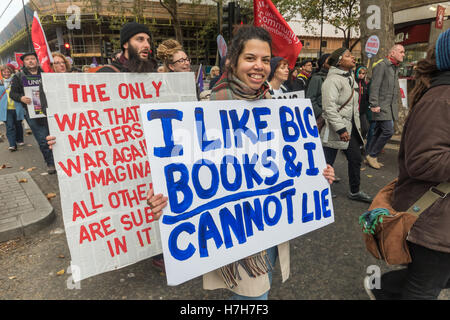 London, UK. 5. November 2016. Mehr als zweitausend Menschen marschieren aus der British Library zu einer Kundgebung auf dem Trafalgar Square zur Unterstützung der öffentlichen Bibliotheken, Museen und Kunstgalerien, unter Androhung von Kürzungen der Regierung und Verschlüsse wie kommunalen Budgets gekürzt werden. Viele hatten ihre eigenen Psoters auch auf "nicht ich wie Big Books & ich lügen" gemacht. Im Vereinigten Königreich seit 2010 8.000 Bibliothek bezahlte und ausgebildete Arbeitnehmer ihren Arbeitsplatz verloren haben, 343 Bibliotheken wurden geschlossen (und anderen rund 300 Freiwilligen übergeben); und einer von fünf regionalen Museen sind zumindest teilweise geschlossen. Für diejenigen, die bleiben offen, viele Stockfoto