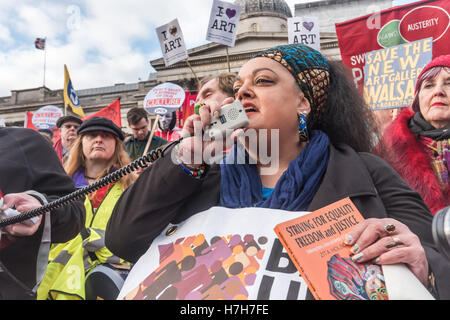 London, UK. 5. November 2016. Zita Holbourne Dichter/Künstler/Schriftsteller & Mitbegründer der schwarzen Aktivisten gegen Kürzungen hält ihr Buch spricht über die Schritte bei Trafalgar Sqaure am Ende des Marsches von mehr als zweitausend Menschen aus der British Library zur Unterstützung der öffentlichen Bibliotheken, Museen und Kunstgalerien, unter Androhung von Kürzungen der Regierung und Verschlüsse, wie kommunalen Budgets gekürzt werden. Im Vereinigten Königreich seit 2010 8.000 Bibliothek bezahlte und ausgebildete Arbeitnehmer ihren Arbeitsplatz verloren haben, 343 Bibliotheken wurden geschlossen (und anderen rund 300 Freiwilligen übergeben); und einer von fünf regionalen Museen sind mindestens Stockfoto