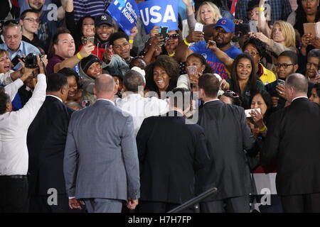 Charlotte, USA. 4. November 2016. Präsident Barack Obama schüttelt Hände, gibt Umarmungen und versammelt sich mit dem Publikum nach seiner Rede zur Unterstützung der demokratischen Präsidenten Nominee Hillary Clinton im PNC Musikpavillon in Charlotte, NC am 4. November, Stockfoto