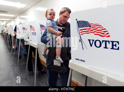 Norwalk, Kalifornien, USA. 5. November 2016. Die Menschen wählen früh in den Büros des Los Angeles County Registrar-Recorder und County Clerk. © Brian Cahn/ZUMA Draht/Alamy Live-Nachrichten Stockfoto