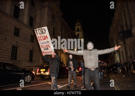 London, Vereinigtes Königreich. 5. November 2016. Die Million Maske sah März im Zentrum von London, Demonstranten Zusammenstoß mit der Polizei, Raketen einschließlich Flaschen und Feuerwerkskörper auf Polizisten geworfen wurden. Der Metropolitan Police Service bestätigt insgesamt 53 Personen wurden verhaftet, für Straftaten einschließlich Obstruktion, Besitz von Angriffswaffe, öffentliche Ordnung und Drogen. Bildnachweis: Peter Manning/Alamy Live-Nachrichten Stockfoto