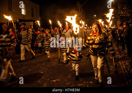 Lewes, UK. 5. November 2016. Lewes Bonfire Night feiern. Die jährliche Feier der 5. November in Lewes, East Sussex, sind die größten Lagerfeuer Nacht feiern in der Welt. Reise ist gestört durch Straßensperrungen und südlichen Bahnstreiks, trotz eine hohe Wahlbeteiligung erwartet, da die Veranstaltung dieses Jahr auf einen Samstag fällt. Bildnachweis: Francesca Moore/Alamy Live-Nachrichten Stockfoto