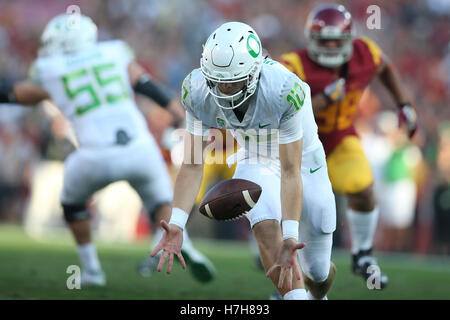 Los Angeles, Kalifornien, USA. 5. November 2016. 5. November 2016: Oregon Ducks quarterback Justin Herbert (10) versucht, die fummelte-Snap-in das Spiel zwischen dem Oregon Ducks und die USC Trojans, das Kolosseum in Los Angeles, CA. Peter Joneleit abholen / Zuma Wire © Peter Joneleit/ZUMA Draht/Alamy Live News Stockfoto