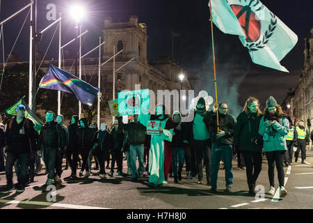 London, UK. 5. November 2016. Tausende von Demonstranten versammeln sich im Zentrum von London zur Teilnahme an der jährlichen "Million Mask März" organisiert seit 2011 von der anonymen britischen kollektiven. Die Veranstaltung ist Teil der globalen Anti-Establishment und antikapitalistischen Protest gegen Probleme wie Sparsamkeit, Verletzung der Menschenrechte, Überwachung, Politik und Wirtschaft. Guy Fawkes Maske, oft getragen von den AktivistInnen ist weltweit als Symbol für die Anonymous-Bewegung anerkannt. Wiktor Szymanowicz/Alamy Live-Nachrichten Stockfoto