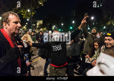London, UK. 5. November 2016. Tausende von Demonstranten versammeln sich im Zentrum von London zur Teilnahme an der jährlichen "Million Mask März" organisiert seit 2011 von der anonymen britischen kollektiven. Die Veranstaltung ist Teil der globalen Anti-Establishment und antikapitalistischen Protest gegen Probleme wie Sparsamkeit, Verletzung der Menschenrechte, Überwachung, Politik und Wirtschaft. Guy Fawkes Maske, oft getragen von den AktivistInnen ist weltweit als Symbol für die Anonymous-Bewegung anerkannt. Wiktor Szymanowicz/Alamy Live-Nachrichten Stockfoto