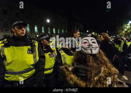 London, UK. 5. November 2016. Tausende von Demonstranten versammeln sich im Zentrum von London zur Teilnahme an der jährlichen "Million Mask März" organisiert seit 2011 von der anonymen britischen kollektiven. Die Veranstaltung ist Teil der globalen Anti-Establishment und antikapitalistischen Protest gegen Probleme wie Sparsamkeit, Verletzung der Menschenrechte, Überwachung, Politik und Wirtschaft. Guy Fawkes Maske, oft getragen von den AktivistInnen ist weltweit als Symbol für die Anonymous-Bewegung anerkannt. Wiktor Szymanowicz/Alamy Live-Nachrichten Stockfoto