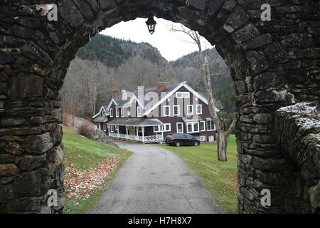 Dixville Notch. 5. November 2016. Bild aufgenommen am 5. November 2016 zeigt eine Ansicht der Dixville Notch, U.S. Bundesstaat New Hampshire. Dixville Notch, ein kleines Dorf im äußersten Norden von New Hampshire, ist bekannt für seine langjährige Middle of the Night-Abstimmung bei den US-Präsidentschaftswahlen. In diesem Jahr beginnt insgesamt sechs Bewohner des Dorfes ihre Stimmzettel von Mitternacht bis 8 November werfen. © Gu Zhenqiu/Xinhua/Alamy Live-Nachrichten Stockfoto